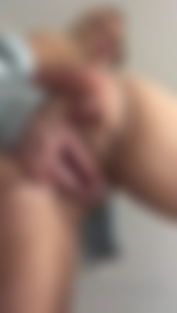 [OnlyFans.com] Elle Brooke (@ellebrookeuk)/19-03-05 3390711 Stretching my tight ass with a vibrator and rubbing my clit until I cum so(..) 408x720.mp4
